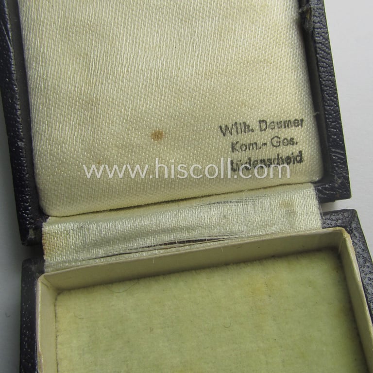 'Ehrenkreuz der deutschen Mutter - erste Stufe' (or mothers'-cross in gold) that comes stored in its original and/or neatly maker- (ie. 'Wilh. Deumer - Kom.Ges. - Lüdenscheid'-) marked etui as issued and/or recently found