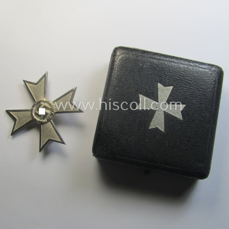 'Kriegsverdienstkreuz 1. Kl. ohne Schwn.' being a clearly maker- (ie. '4'-) marked and/or: 'Buntmetall'-based specimen by: 'Steinhauer & Lück' in its (luxurious) etui as issued