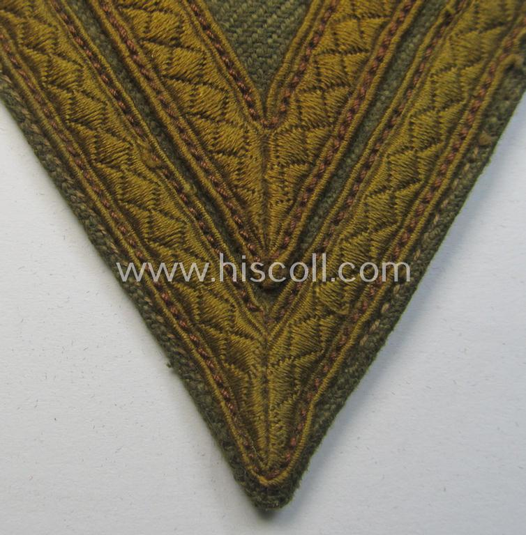 Superb - and rarely seen! - WH (Heeres) tropical-styled, 'Armwinkel' (or: arm-chevron) as executed on typical tan-coloured linnen as was specifically intended for usage by a soldier with the rank of: 'Obergefreiter'