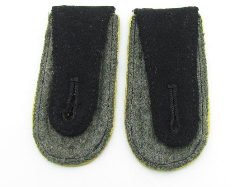 Waffen-SS Signals unit ‘Nachrichten’ shoulder boards for SS-Unterscharführer