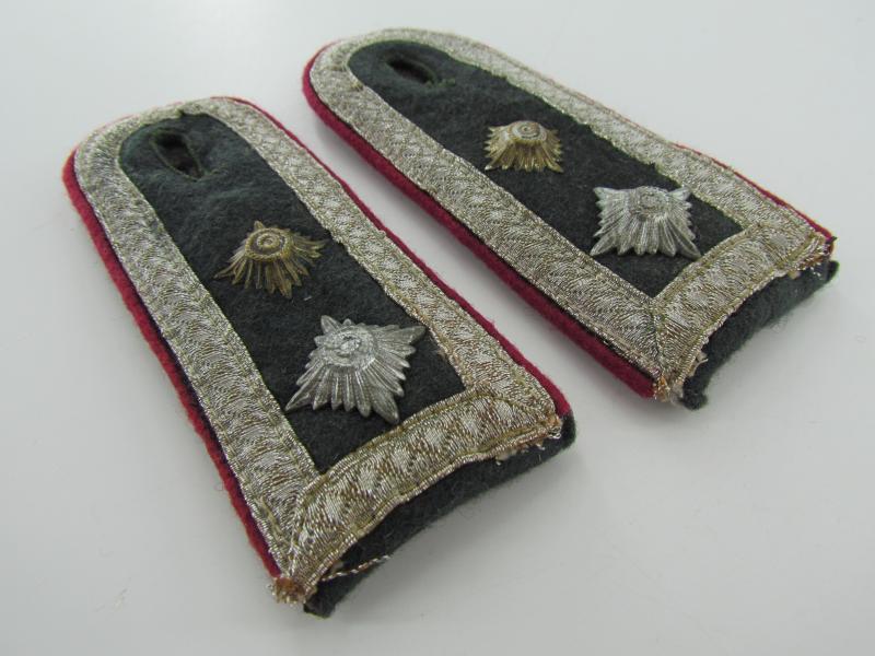NCO shoulder boards for a Hauptfeldwebel in Nebelwerferabteilung