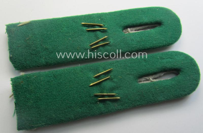 Pair of WH (Heeres) neatly 'cyphered', officers'-type shoulderboards as piped in the darker-green-coloured branchcolour as was intended for usage by an: 'Leutnant des Gebirgsjäger Rgts. 99'