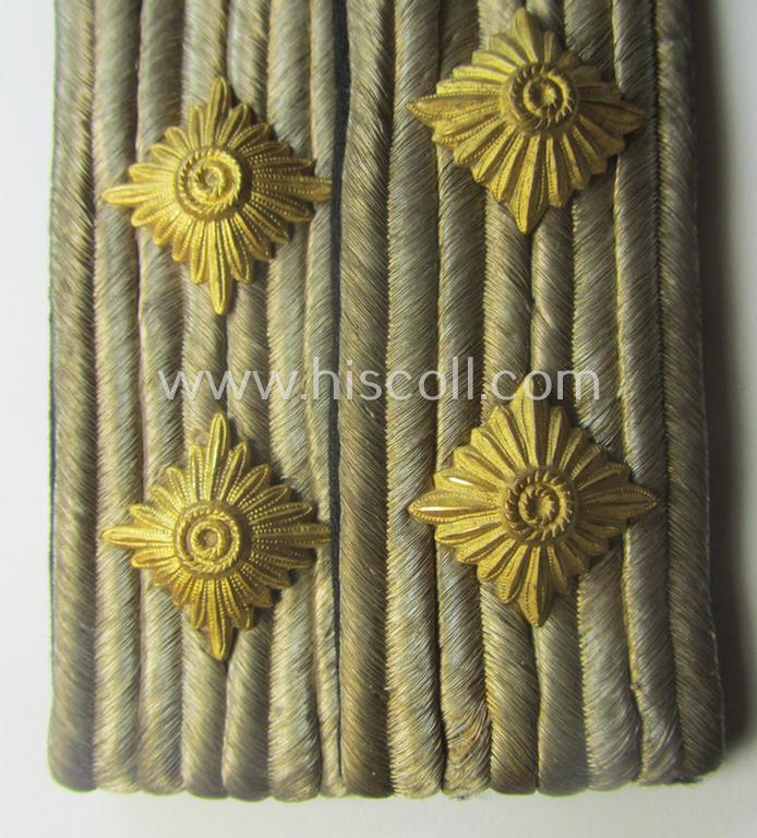 Pair of WH (KM) officers'-type shoulderboards: 'Kapitänleutnant der Kriegsmarine'