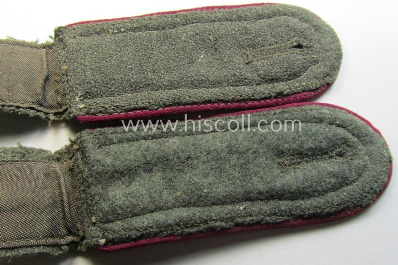 Attractive - and matching! - pair of early- (ie. mid-) war-period so-called: 'M40 o. M43'-pattern, WH (Heeres) NCO-type shoulderstraps as piped in the 'bordeaux'-coloured branchcolour as intended for an: 'Uffz. eines (Nebel)Werfer-Rgts. o. Abtlg...