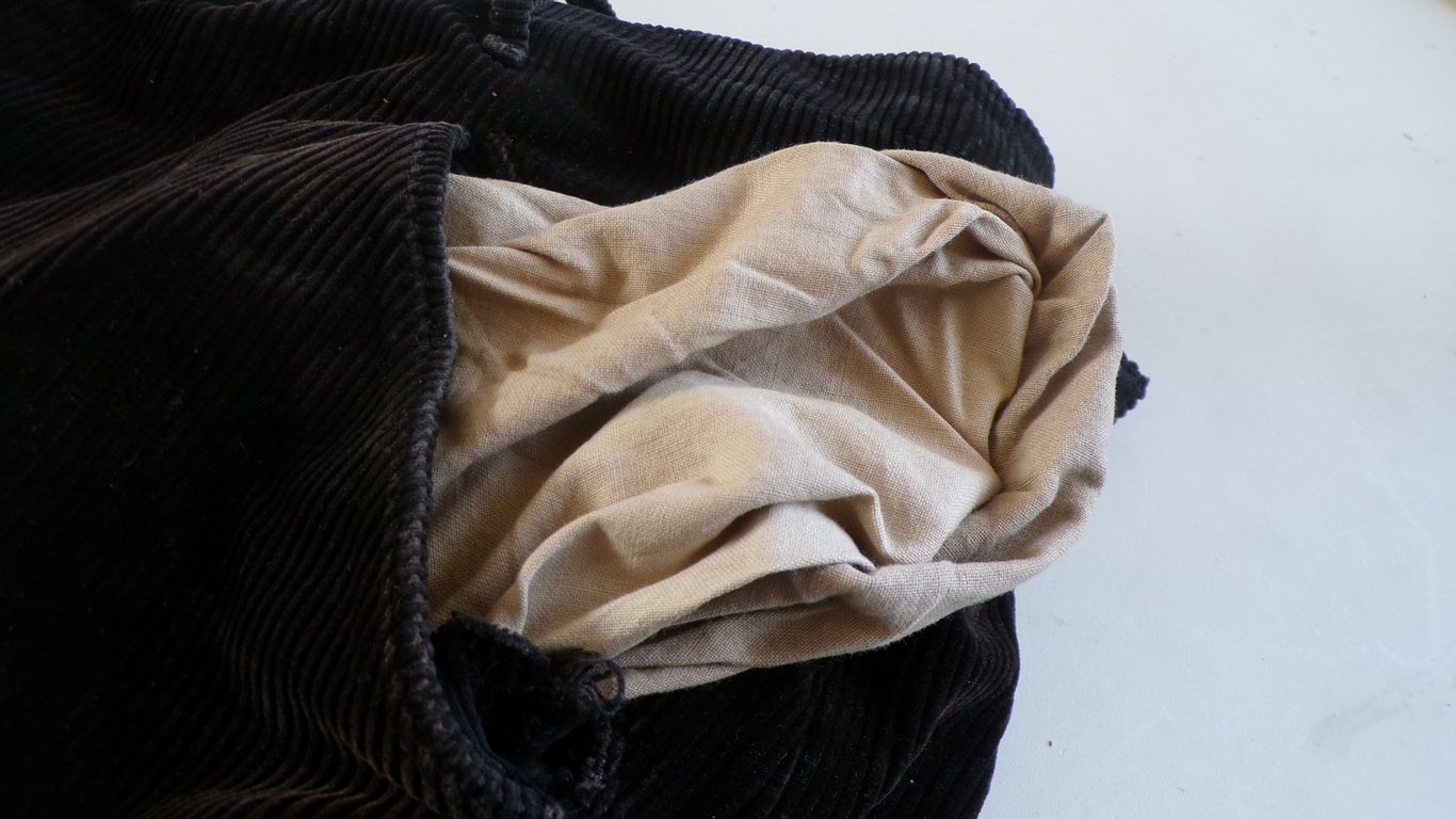 HJ/DJ Black Corduroy Shorts - Size 46