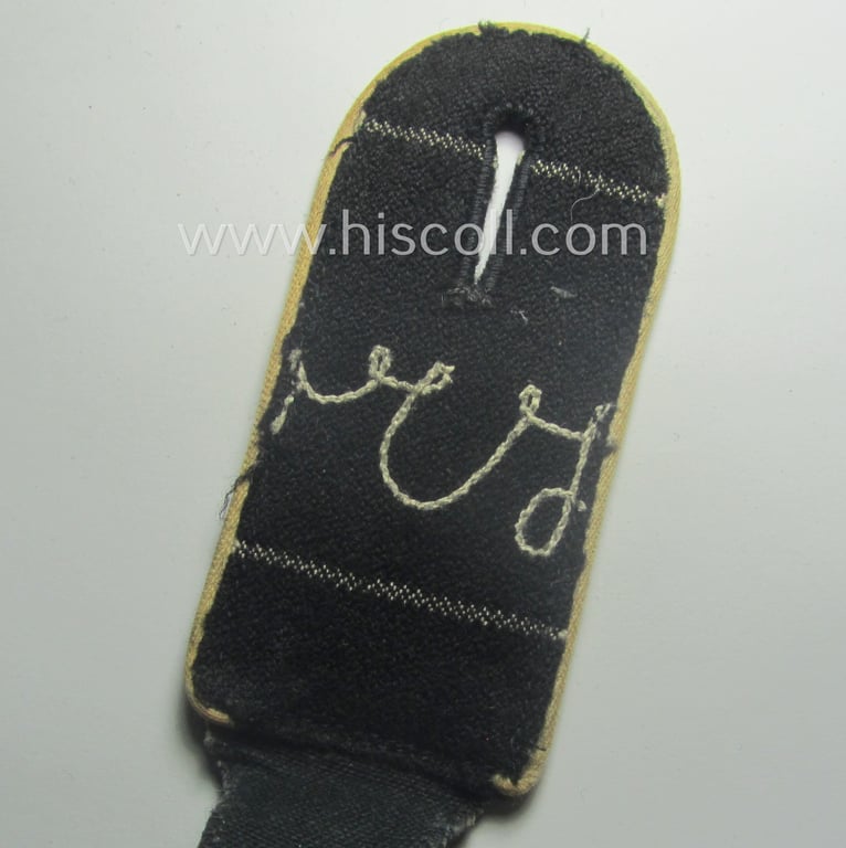 Single, Waffen-SS, EM-type shoulderstrap as piped in the white-coloured branchcolour: 'SS-Mann der Infanterie-Trpn.'