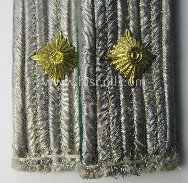 Attractive - and fully matching! - pair of WH (Luftwaffe) administrative-officers'-pattern shoulderboards as was specifically intended for usage by an 'Oberleutnant des gehobener Dienstes'