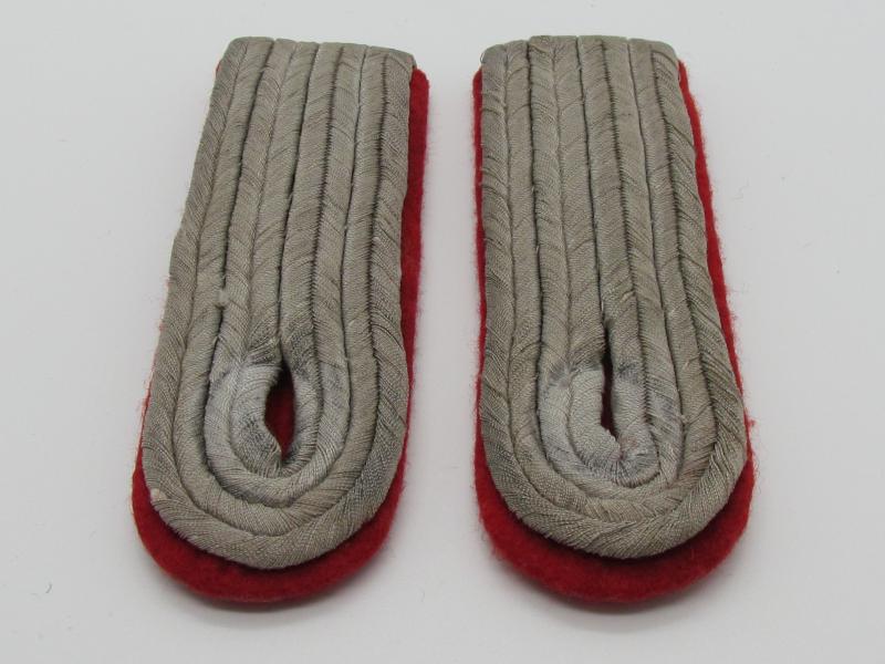 Wehrmacht Artillery Lieutenant shoulder boards & collar tabs