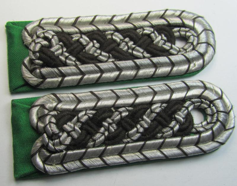 Superb - and fully matching! - WWII-period, 'Polizei'-related NCO-type shoulderboard-pair as was intended usage by a: 'Meister der Schutzpolizei' (being a pair that comes in a 'virtually mint- ie. unissued', condition)