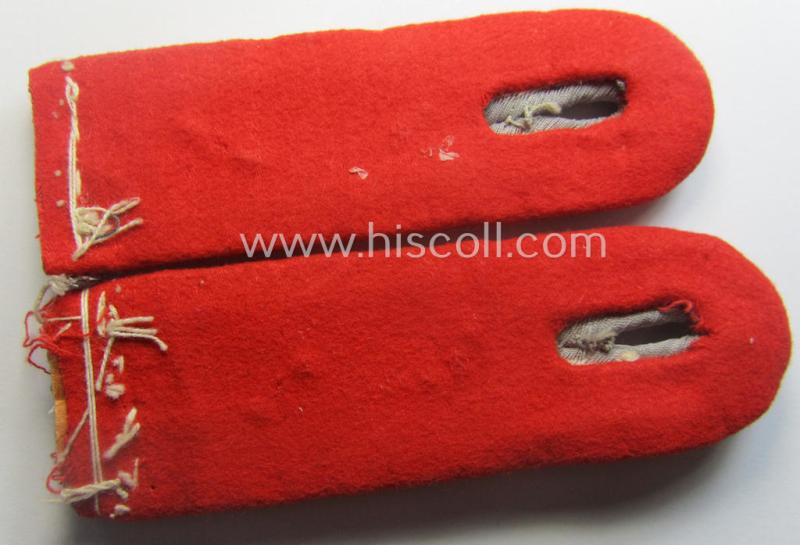 Fully matching pair of WH (Heeres) officers'-pattern shoulderboards as piped in the bright-red-toned branchcolour as was specifically intended for a: 'Hauptmann eines (Sturm)Artillerie-Rgts. o. Abtgs.'