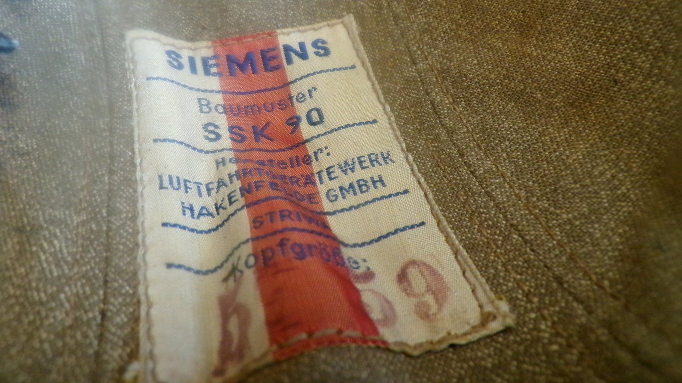 Rare, Complete Luftwaffe SSK 90 helmet