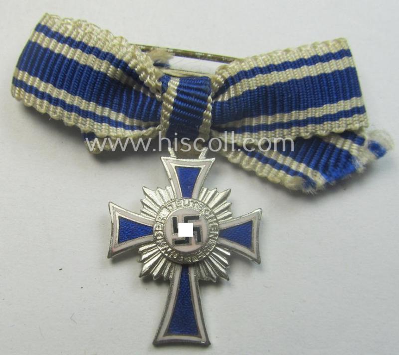 Miniature of an: 'Ehrenkreuz der deutschen Mutter - 2. Stufe' (or: silver-class mothers'-cross) being a non-maker-marked example that comes stored in its period, generic-styled so-called: 2-pieced- and/or 'LDO'- (ie. 'L/11'-) marked box