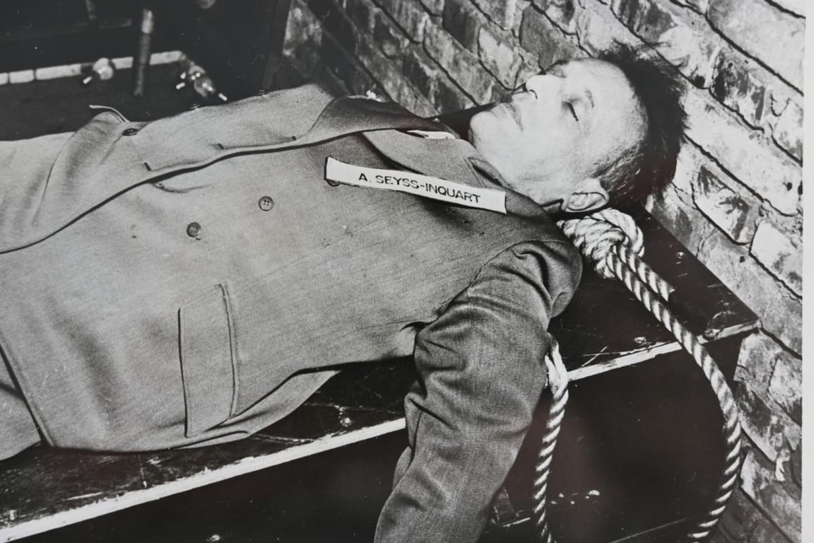Allied Nuremberg War Trails Picture 'Hanging of Arthur Seyss-Inquart'