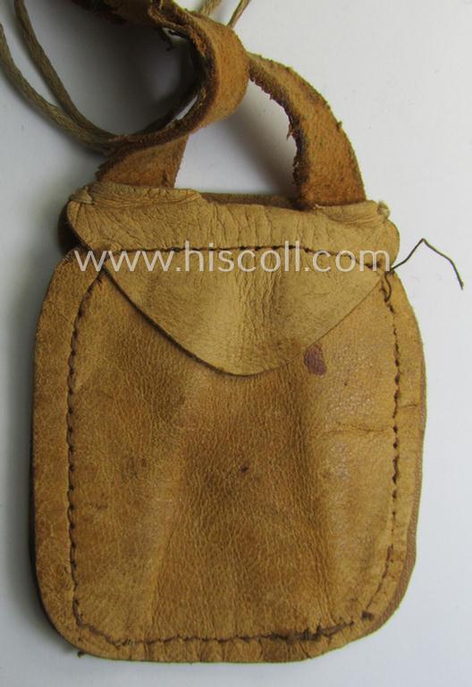 Natural-coloured- and/or genuine leather-based etui (ie. 'Tragetasche') as was intended to store an ID-disc (ie. 'Tragetasche für Erkennungsmarke')