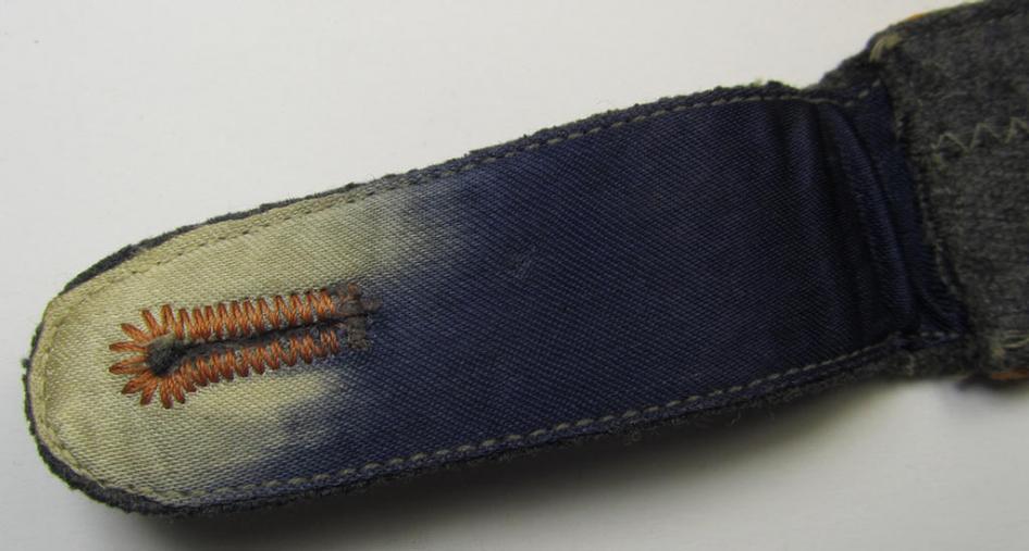 Neat - albeit regrettably single! - WH (Luftwaffe) EM-type shoulderstrap as piped in the golden-yellow-coloured branchcolour as was intended for a: 'Soldat der Flieger- o. Fallschirmjägertruppen'