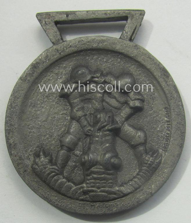 Silverish-bronze-coloured (and zinc-based!) example of a: 'Deutsch-Italienische Feldzugsmedaille' (or: German-Italian campaign-medal) that came together with its (full length- and virtually mint- ie. unissued) piece of original ribbon