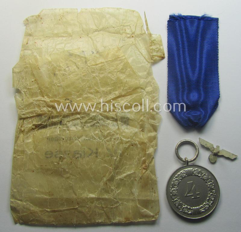 WH (Heeres o. KM) bright-silver-toned, 'WH-DA der 4. Klasse für 4 Jahre Dienstzeit' that comes with its accompanying ribbon (ie. 'Bandabschnitt') and eagle-device as stored in its period 'Cellophan'-based pouch