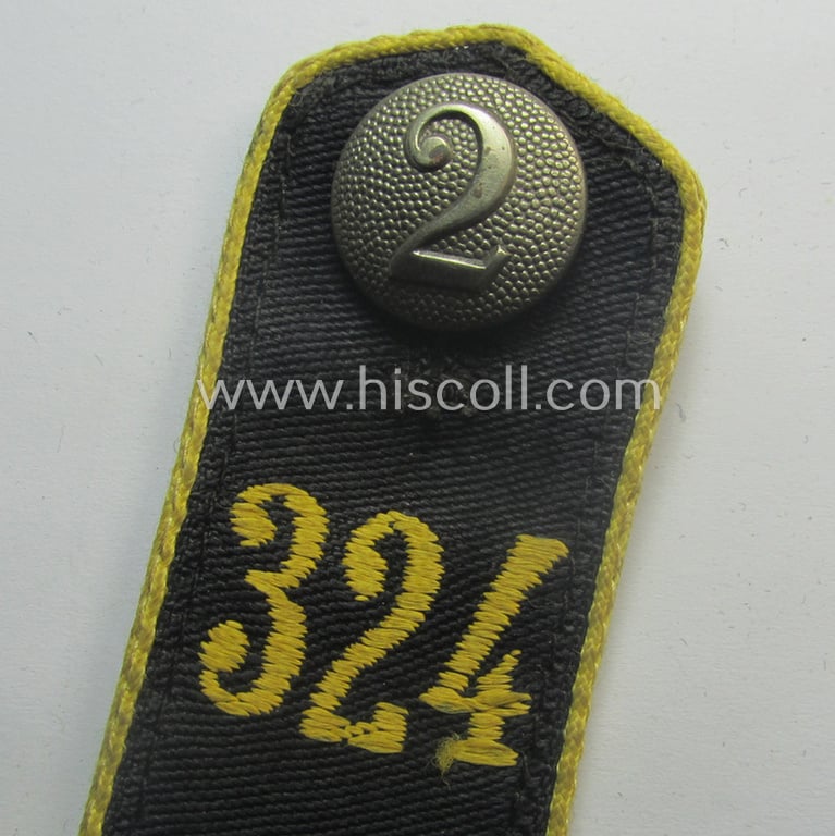 Single bright-yellow-piped, so-called: 'Nachrichten-HJ'- (ie. signals'-'HJ'-) shoulderstrap as was intended for usage by a: 'HJ-Junge' who served within the: 'Bann 324' (324 = 'Bann Fürth i. B.' in the 'Gebiet Süd Franken')