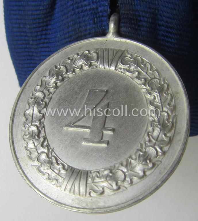 Bright silver-toned WH (Heeres- o. KM) so-called: 'Einzelspange' showing a: 'WH-Dienstauszeichnung 4. Stufe' (as was intended for 4 years of loyal-service) and that shows a detailed, 'Heeres'-type-eagle-device, period-attached