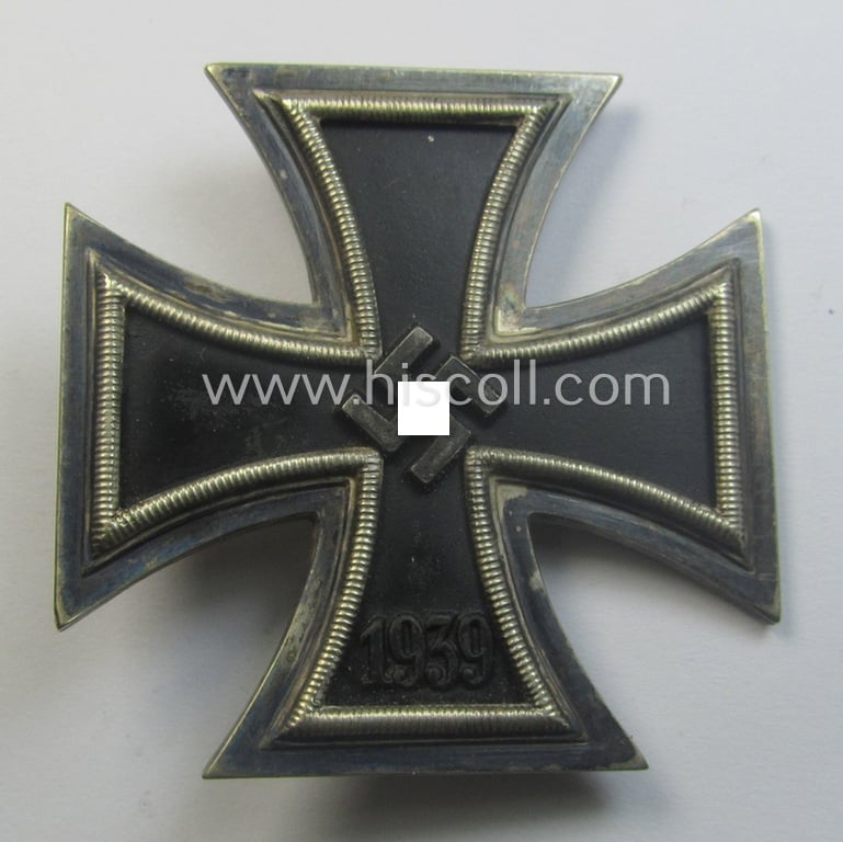 'Eisernes Kreuz 1. Kl.' (or: Iron Cross 1st class) being a (typical) maker- (ie. '100'-) marked example by the maker (ie. 'Hersteller'): 'R. Wächter u. Lange' and that comes in its original etui as issued