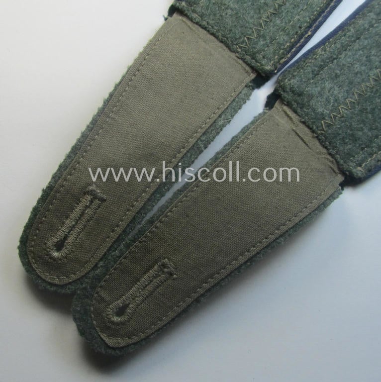 Pair of WH (Heeres) so-called: 'M40 o. M41'-pattern, NCO-type shoulderstraps: 'Unteroffizier einer Sanitäts-Abtlgs.'