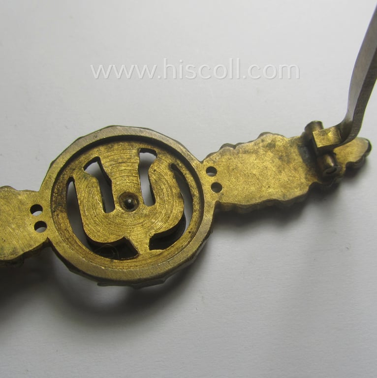 Tombak- (ie. 'Buntmetall'-) based- and/or (typical) non-maker-marked example of a WH (Luftwaffe) 'Frontflugspange für Kampfflieger in Gold' as was presumably produced by the: 'C.E. Juncker'-company