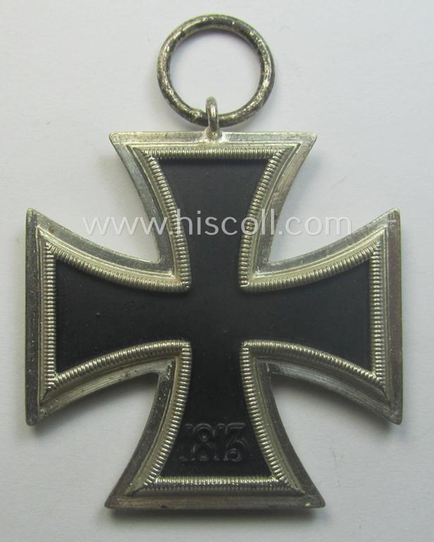 'Eisernes Kreuz II. Klasse' being a maker- (ie. '40'-) marked example that comes together with its non-confectioned ribbon (ie. 'Bandabschnitt') by the maker (ie. 'Hersteller'): 'Berg & Nolte'
