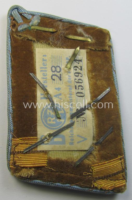 Attractive - albeit single! - N.S.D.A.P.-type collar-patch (ie. 'Kragenspiegel für pol. Leiter') being a piece as intended for usage by an: 'N.S.D.A.P.-Hauptgemeinschaftsleiter' at 'Orts'-level and that comes in a moderately used condition