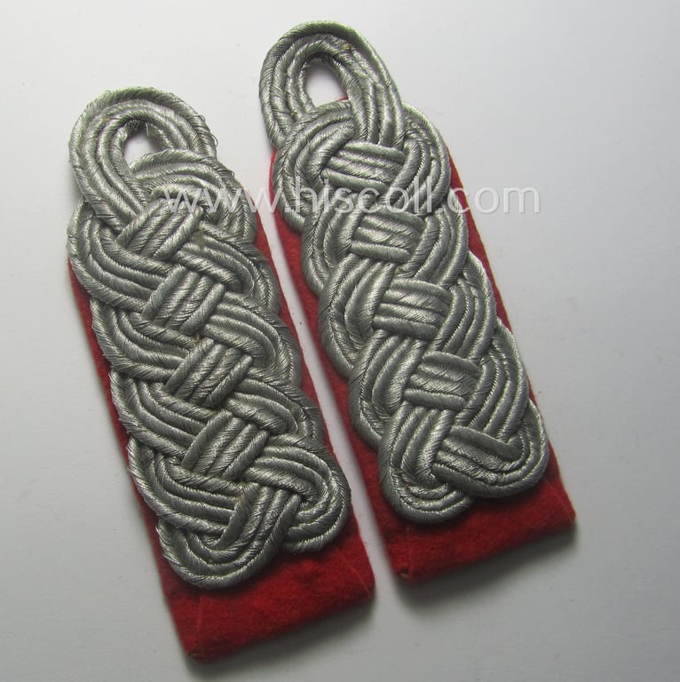 Truly used- and/or worn, 4-pieced WH (LW) insignia-set comprising of a pair of hand-embroidered, WH (Luftwaffe) officers'-type collar-patches and dito shoulderboards: 'Major der Flak-Artillerie-Trpn.'