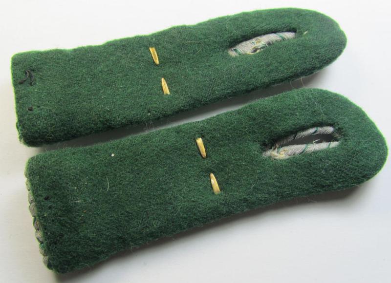 Attractive - and not that easily encountered! - customs-related, 'cyphered' NCO-type shoulderboard-pair (ie. 'Schulterstücke des Reichsfinanzverwaltung- o. Zollgrenzschutz') being a pair that was intended for usage by a: 'Zollbetriebsassistent'