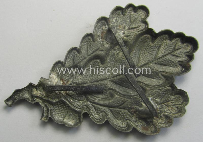 WH (Heeres) greyish-silver-coloured so-called: 'M43'-pattern cap-badge (ie. 'Mützenabzeichen') depicting three: 'Eichenlaub'-branches as was used by the various 'Jäger'-related, divisional staff-members