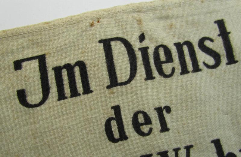 Attractive - and hardly used! - WH (Heeres) related, white-coloured armband (ie. 'Armbinde') being of the 'entirely printed'-type showing the text: 'Im Dienst der Deutschen Wehrmacht'