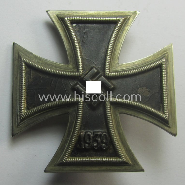 'Eisernes Kreuz 1. Kl.' (or: Iron Cross 1st class) being a (typical) maker- (ie. '7'-) marked example as was produced by the maker (ie. 'Hersteller'): 'Paul Meybauer'