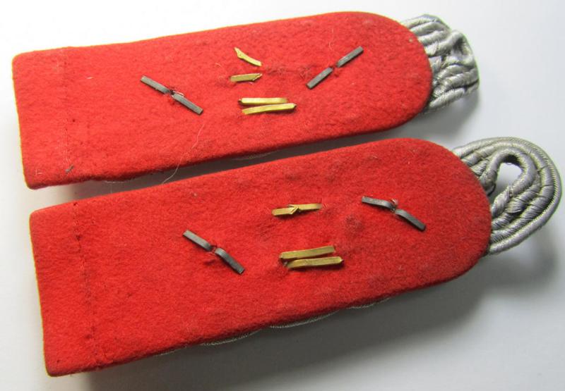 Superb - and/or fully matching! - WH (Heeres), neatly 'cyphered', officers'-type shoulderboard-pair as piped in the bright-red-coloured branchcolour as was intended for an: 'Oberst des Artillerie-Regiments 54'