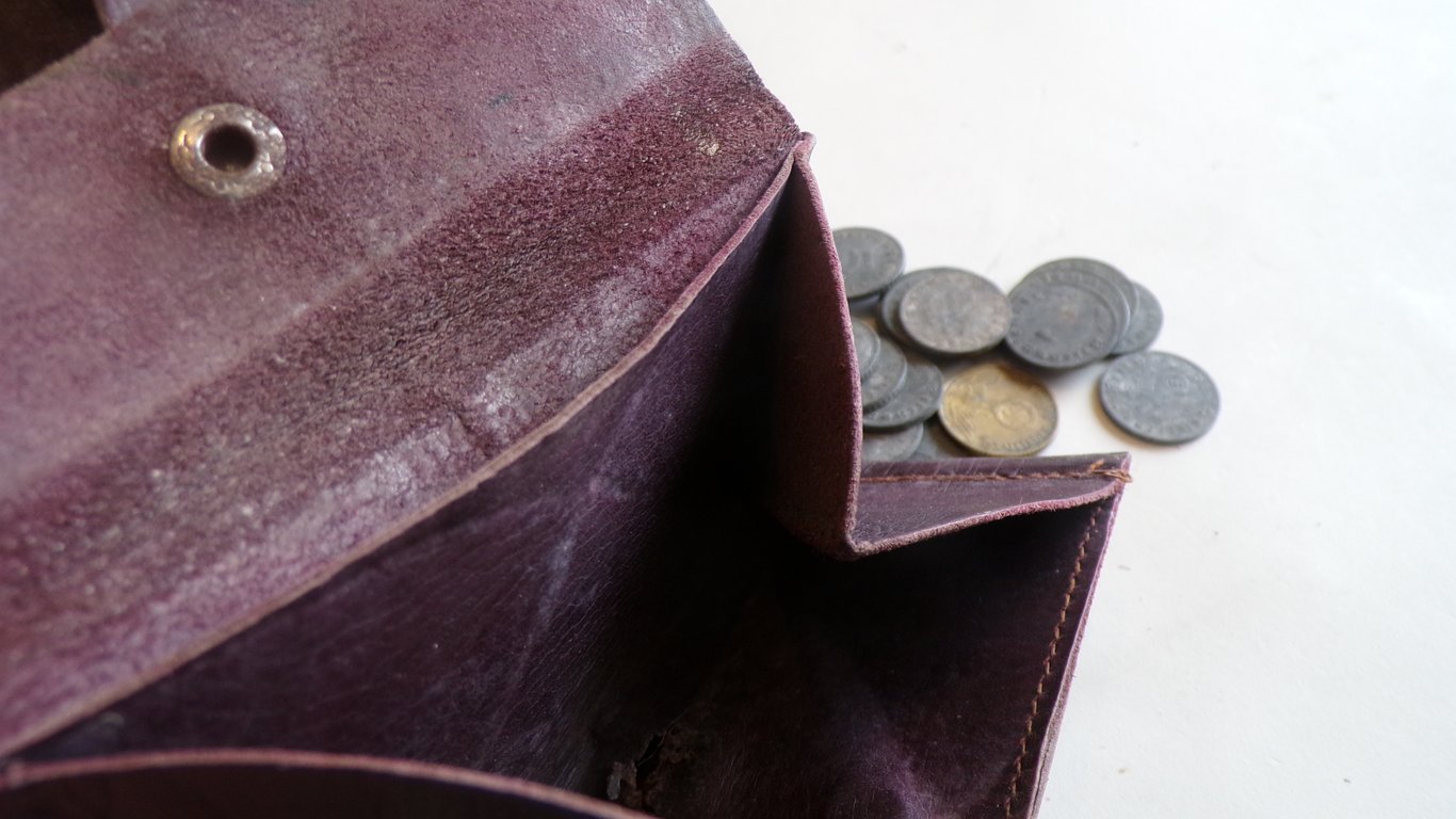 Wallet with 18 Original Coins & Eagle Imprint