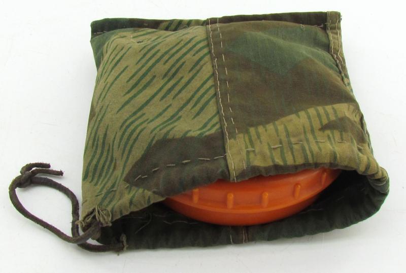Wehrmacht Bakelite Butterdish in "Field Made" Splittertarn pouch