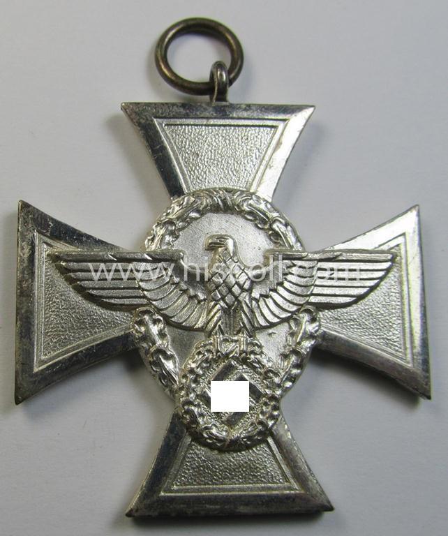 Superb, silver-class 'Polizei-Dienstauszeichnung 2. Stufe' (or: police loyal-service medal second class) being a non-maker-marked example that comes together with its accompanying (scarcely seen!) ribbon (ie. 'Bandabschnitt')