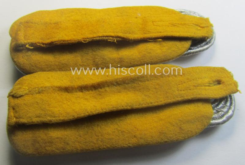 Pair of - fully matching! - WH (Luftwaffe) officers'-type shoulderboards (ie. 'Schulterstücke für Offiziere der LW') as piped in the golden-yellow-toned wool as was intended for usage by a: 'Major der Flieger- o. Fallschirmjäger-Trpn.'