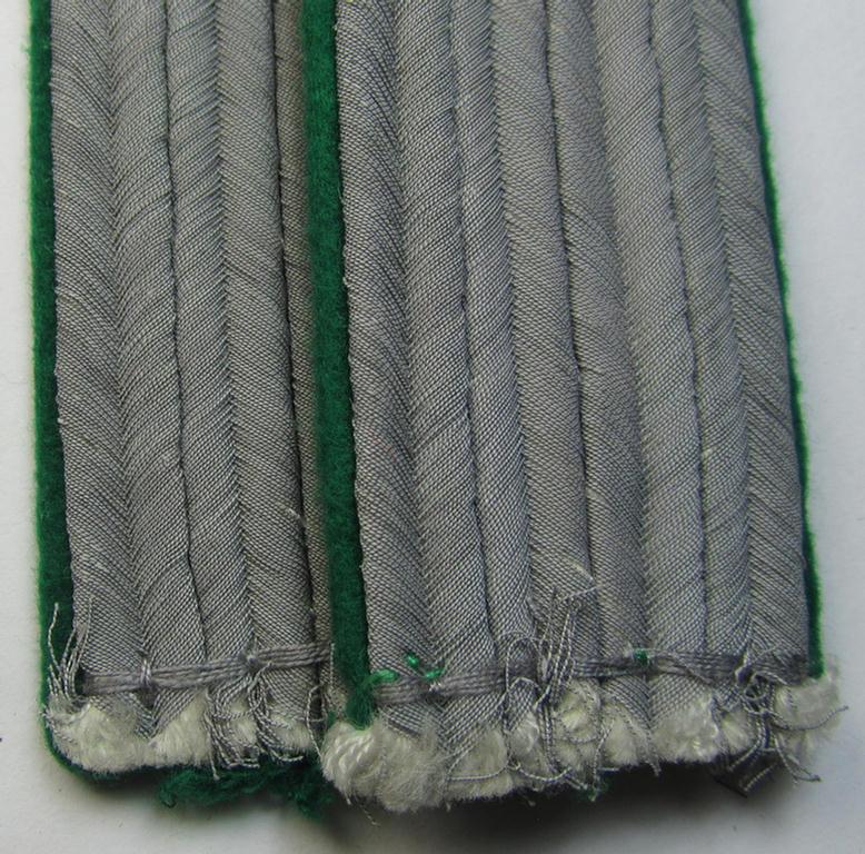 Attractive - and fully matching! - pair of WH (Heeres) officers'-type shoulderboards as piped in the darker-green- (ie. 'grüner'-) coloured branchcolour as was intended for a: 'Leutnant eines Jäger- o. Gebirgsjäger-Regiments'
