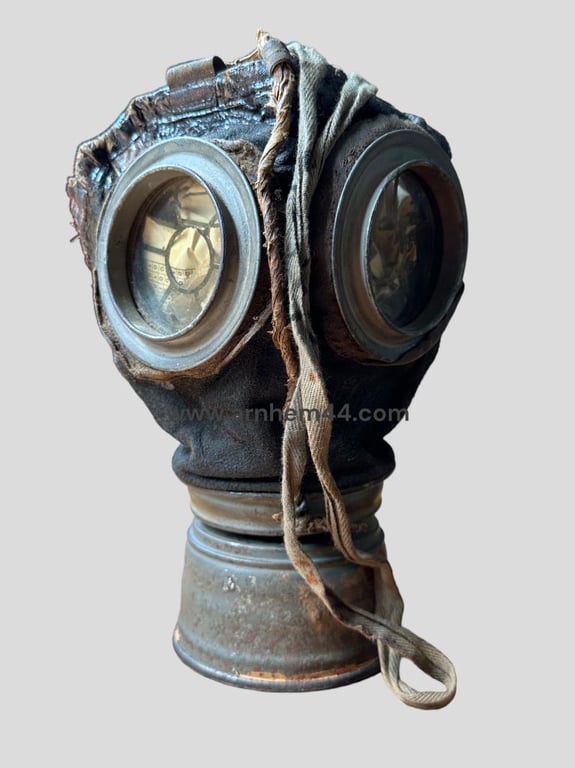 German WWI Gasmasker in Canister