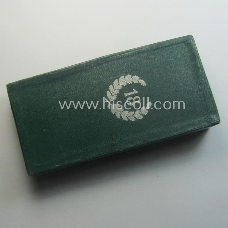 Bright-silver-toned 'Polizei-D.A. 2. Stufe' (or: police loyal-service medal 2nd class) that came together with its period (and long-sized!) ribbon (ie. 'Bandabschnitt') and that comes stored in its scarcely seen, green-coloured etui