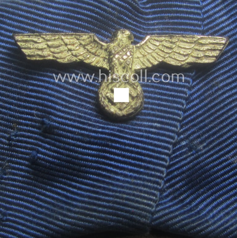 Silver-toned, WH (Heeres o. KM) so-called: 'Einzelspange' showing a: 'WH-Dienstauszeichnung 4. Stufe' (as was intended for 4 years of loyal-service) and that shows a detailed, Heeres o. KM-type-eagle-device, period-attached