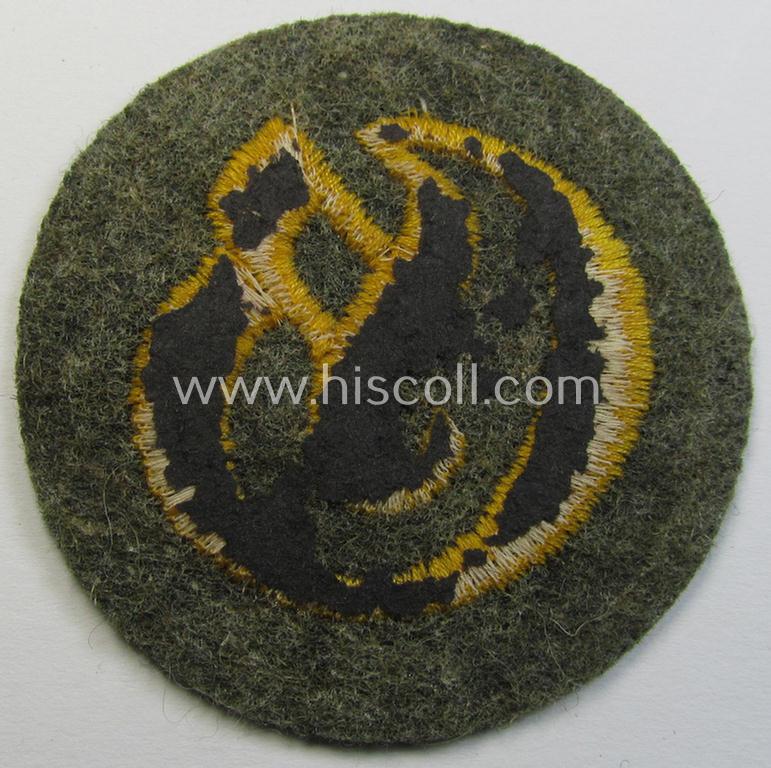 Neat - later-war-period- and actually quite scarcely encountered! - WH (Heeres) machine-embroidered, trade- or special-career insignia (ie. 'Laufbahn- o. Tätigkeitsabzeichen') as was intended for a: 'Geräteverwaltungs-Unteroffizier'