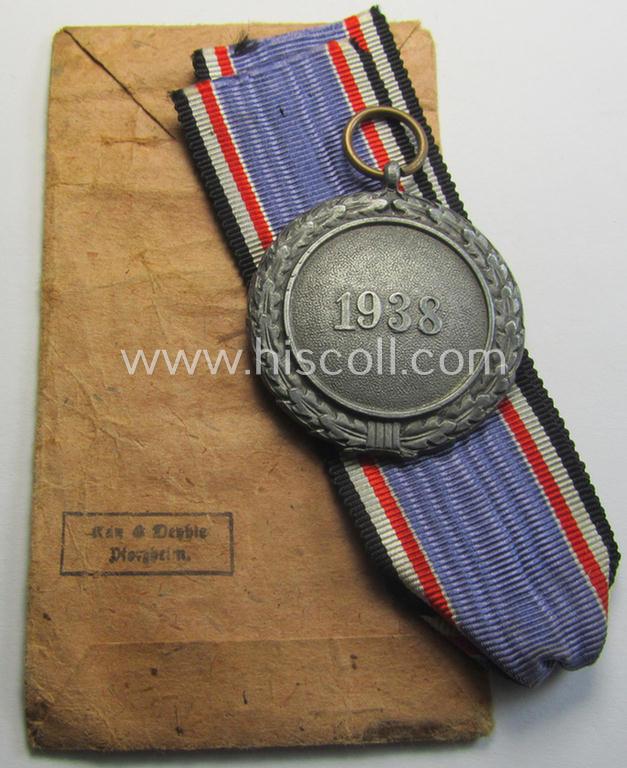 'Luftschutz-Ehrenzeichen 2. Stufe' being a non-maker-marked example, as executed in zinc-based metal (ie. 'Feinzink') and that comes stored in its (scarcely seen!) 'Zellstoff'-based pouch by the maker: 'Katz u. Deyhle'