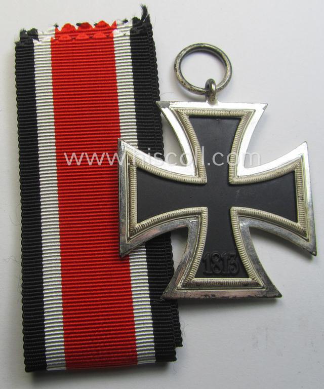 Stunning, 'Eisernes Kreuz II. Klasse' being a maker- (ie. '100'-) marked example that comes together with its original- (and never-mounted) ribbon (ie. 'Bandabschnitt') as was produced by the maker (ie. 'Hersteller'): 'Wächtler & Lange'