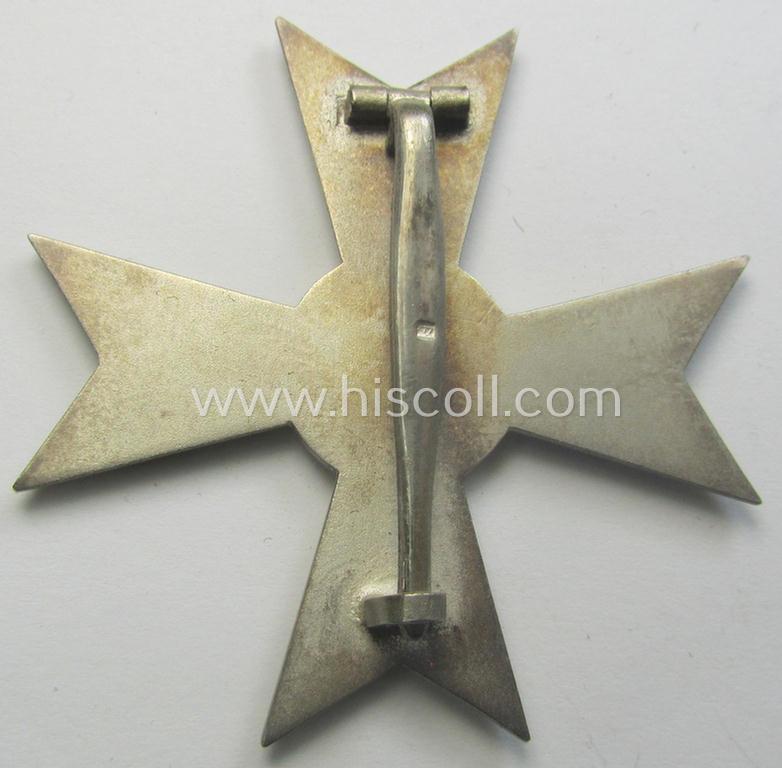 'Kriegsverdienstkreuz 1. Kl. ohne Schwn.' being a clearly maker- (ie. '4'-) marked and/or: 'Buntmetall'-based specimen by: 'Steinhauer & Lück' that comes in its (simplified) etui as issued