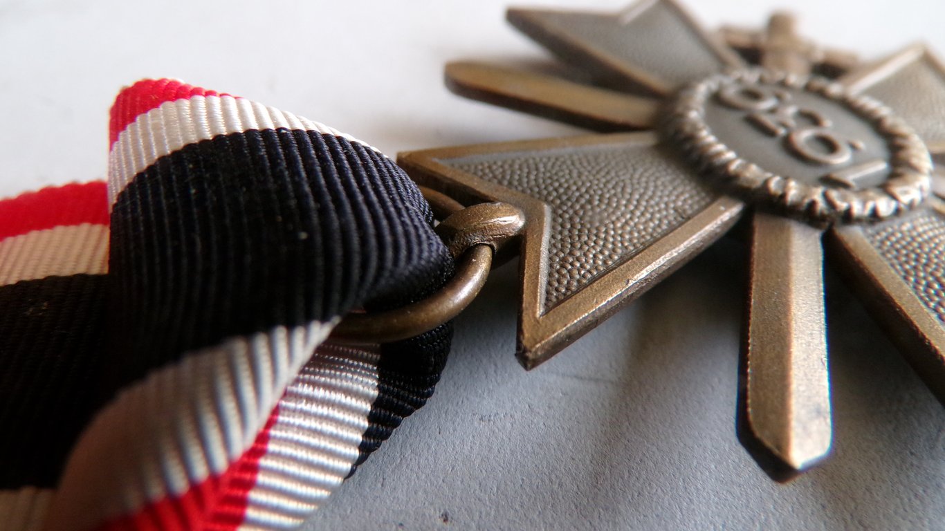 Kriegsverdienskreuz mit schwerten