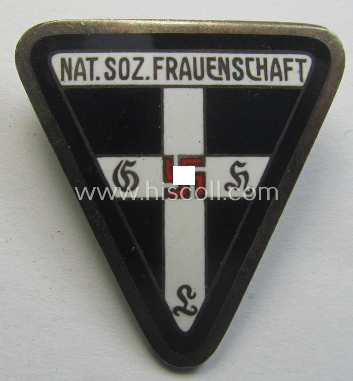 'NS-Frauenschaft'- (ie. NSF-) membership-badge (ie. 'Mitgliedsabzeichen') as was specifically intended for a: 'Frauenschaftsleiterin der Kreisleitung' (that shows an: 'RzM 63'-designation)