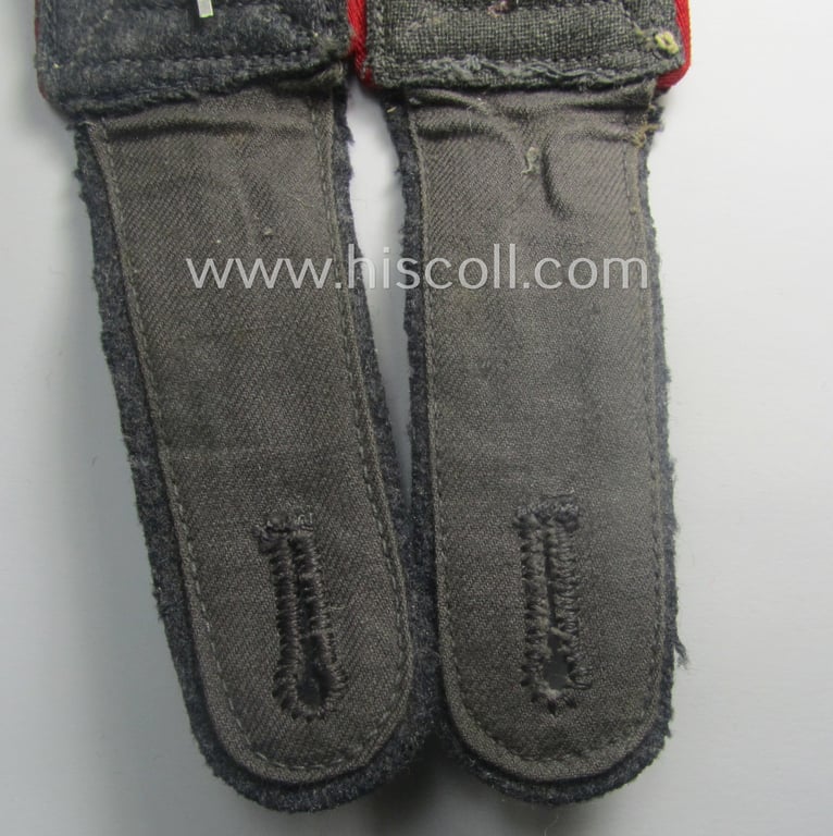 Neat - and/or fully matching! - pair of WH (Luftwaffe) NCO-type shoulderstraps as piped in the bright-red branchcolour as was intended for an: 'Oberfeldwebel o. Oberwachtmeister der Flak-Art.-Trpn.'