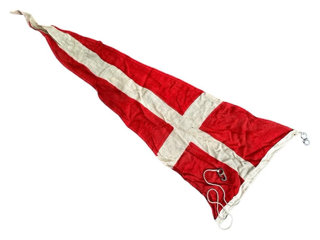 International Ships Signal Flag ' 4 ' ( Numeral pennant )